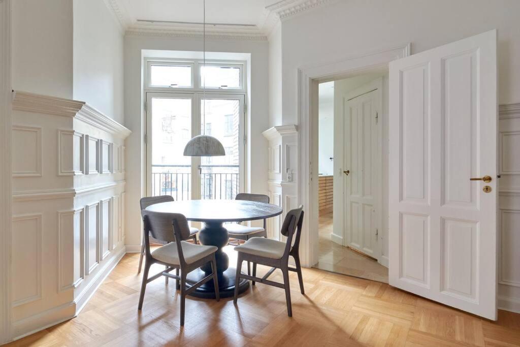 Spacious 3 Bedroom Manor Flat Next To Tivoli Copenhagen Exterior photo